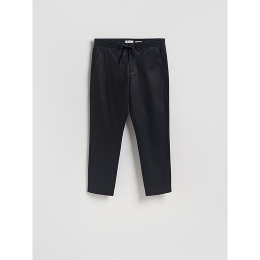 Reserved - Spodnie carrot fit - granatowy ze sklepu Reserved w kategorii Spodnie męskie - zdjęcie 187991807