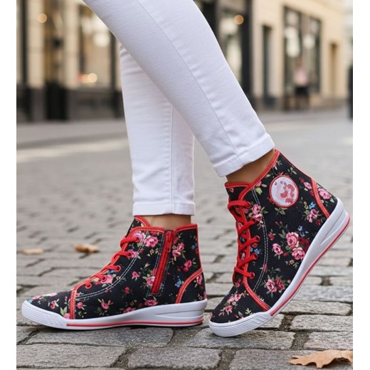 Wysokie dziewczęce trampki w kwiatki czarno-czerwone /A2-3 7544 S089/ ze sklepu Pantofelek24.pl w kategorii Trampki dziecięce - zdjęcie 187995565