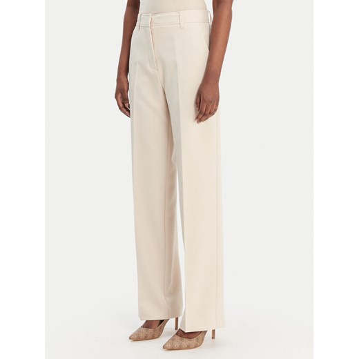 Guess Spodnie materiałowe W6RB02 WH9Y2 Beżowy Regular Fit ze sklepu MODIVO w kategorii Spodnie damskie - zdjęcie 188005615