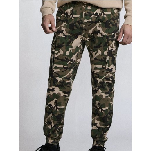 Sinsay - Spodnie jogger cargo ze wzorem moro - wielobarwny ze sklepu Sinsay w kategorii Spodnie męskie - zdjęcie 188017085