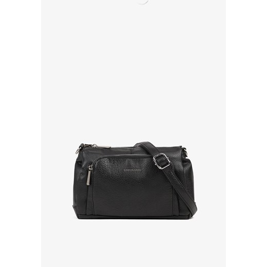 Czarna Torebka Listonoszka z Kieszonką na Suwak Izona ze sklepu born2be.pl w kategorii Listonoszki - zdjęcie 188020838