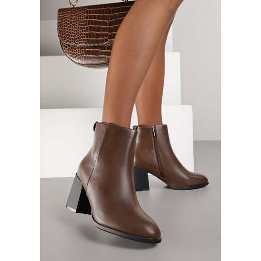 Brązowe Botki do Kostki Vices na Słupkowym Obcasie z Okrągłą Aplikacją z Tyłu Wadvire ze sklepu born2be.pl w kategorii Botki - zdjęcie 188023816
