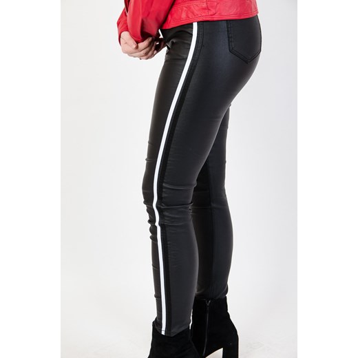Czarne spodnie plus size skórkowe z lampasami ze sklepu olika.com.pl w kategorii Spodnie damskie - zdjęcie 188042319