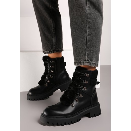 Czarne Causualowe Trapery Zdobione Futerkiem na Języku Charnas ze sklepu born2be.pl w kategorii Workery damskie - zdjęcie 188049728