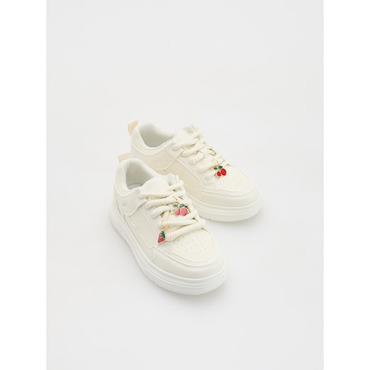 Reserved - Trampki z imitacji skóry - kremowy ze sklepu Reserved w kategorii Trampki dziecięce - zdjęcie 188098008