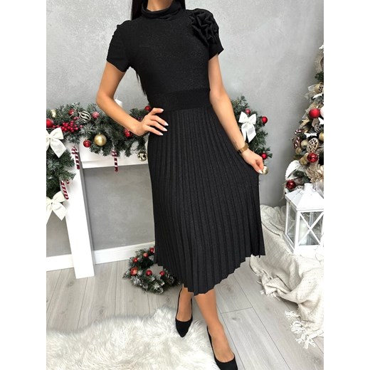 Czarna Połyskująca Sukienka z Ozdobną Broszką Modnakiecka.pl 40 ModnaKiecka.pl