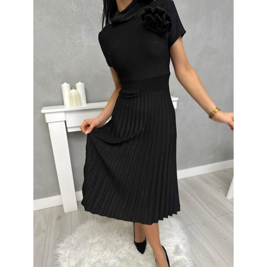 Czarna Połyskująca Sukienka z Ozdobną Broszką Modnakiecka.pl 46 ModnaKiecka.pl