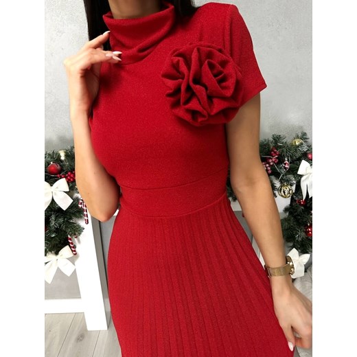 Czerwona Połyskująca Sukienka z Ozdobną Broszką Modnakiecka.pl 36 ModnaKiecka.pl