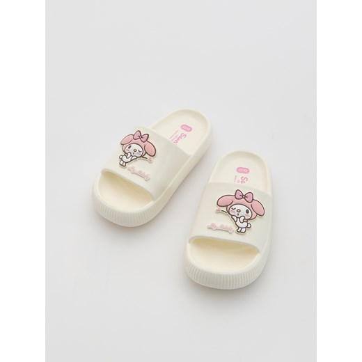 Reserved - Lekkie klapki My Melody - biały ze sklepu Reserved w kategorii Klapki dziecięce - zdjęcie 188119919