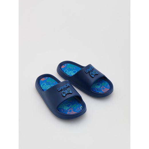 Reserved - Klapki z aplikacją - granatowy ze sklepu Reserved w kategorii Klapki dziecięce - zdjęcie 188119925