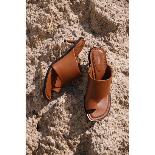 Estro: Brązowe skórzane klapki damskie na szpilce z pierścieniem na palec ze sklepu Estro w kategorii Klapki damskie - zdjęcie 188120149