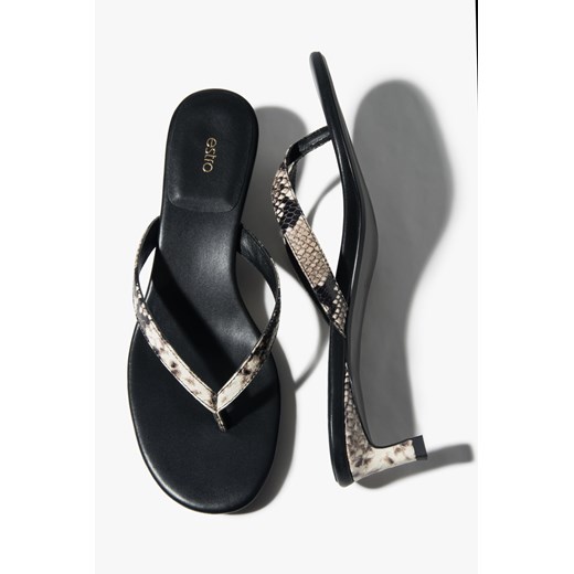 Estro: Czarne skórzane japonki damskie ze zwierzęcym wzorem na niskim obcasie ze sklepu Estro w kategorii Klapki damskie - zdjęcie 188120176