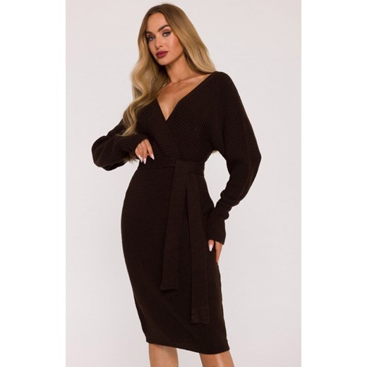 Sukienka swetrowa z dekoltem kopertowym i paskiem brązowa M810, Kolor brązowy, Rozmiar uniwersalny, MOE ze sklepu Primodo w kategorii Sukienki - zdjęcie 188128025