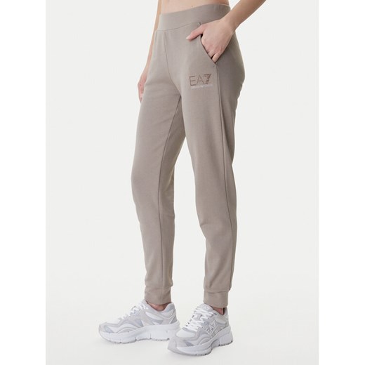 EA7 Emporio Armani Spodnie dresowe 7W000538 AF15831 Brązowy Regular Fit ze sklepu MODIVO w kategorii Spodnie damskie - zdjęcie 188137959