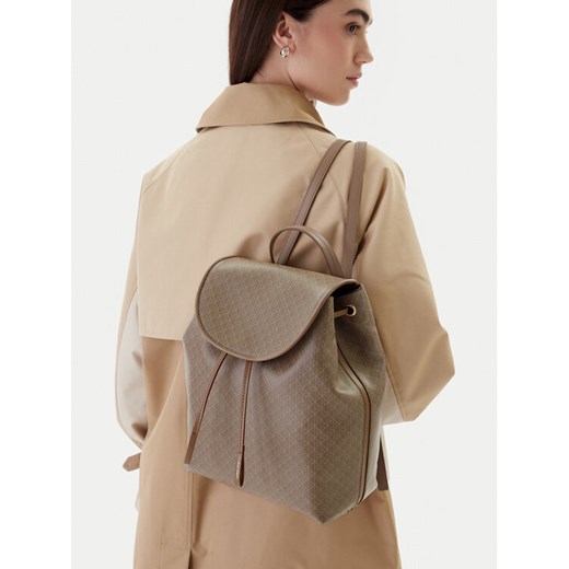 Plecak Calvin Klein Emblem Aop Flap Backpack LV04F3271G Beżowy ze sklepu eobuwie.pl w kategorii Plecaki - zdjęcie 188249249