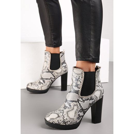 Wężowe Botki na Słupku z Gumką i Ozdobnymi Nitami Right ze sklepu born2be.pl w kategorii Botki - zdjęcie 188377507