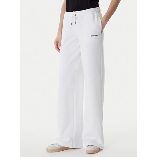 Guess Jeans Spodnie dresowe W6RB52 K68I4 Biały Regular Fit ze sklepu MODIVO w kategorii Spodnie damskie - zdjęcie 188427737
