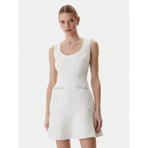 Guess Sukienka koktajlowa W6RK28 WJ632 Écru Regular Fit ze sklepu MODIVO w kategorii Sukienki - zdjęcie 188435226