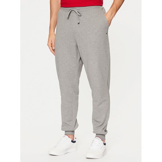Tommy Hilfiger Spodnie dresowe Essential MW0MW37236 Szary Regular Fit ze sklepu MODIVO w kategorii Spodnie męskie - zdjęcie 188513285