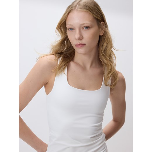Reserved - Gładki top - biały ze sklepu Reserved w kategorii Bluzki damskie - zdjęcie 188535848