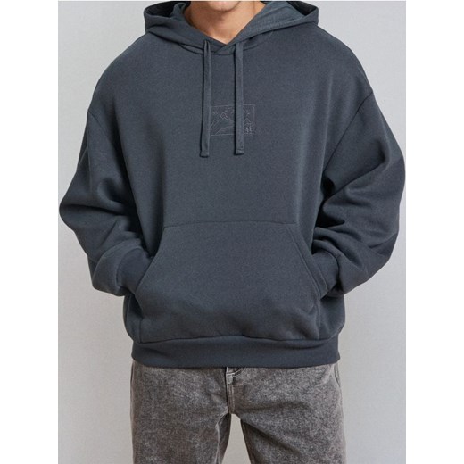 Sinsay - Bluza z kapturem Comfort Fit z haftem - niebieski ze sklepu Sinsay w kategorii Bluzy męskie - zdjęcie 188542725
