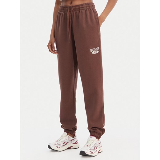 Reebok Spodnie dresowe Cl Ae Pant 100202799 Brązowy Regular Fit ze sklepu MODIVO w kategorii Spodnie damskie - zdjęcie 188635949