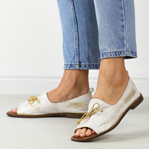 Złote przecierane skórzane Polskie sandały damskie z zakrytą piętą Deo ze sklepu suzana.pl w kategorii Sandały damskie - zdjęcie 188692765