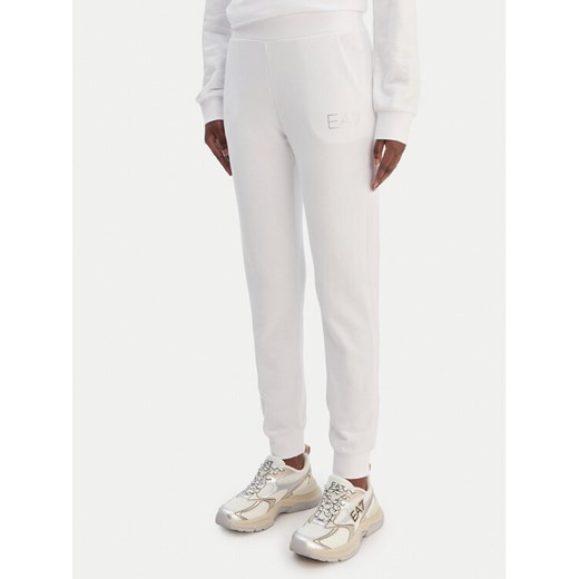 EA7 Emporio Armani Spodnie dresowe 7W000538 AF15831 U0002 Biały Regular Fit ze sklepu MODIVO w kategorii Spodnie damskie - zdjęcie 188869176