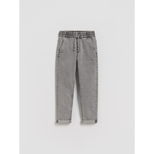 Reserved - Jeansy carrot fit - jasnoszary ze sklepu Reserved w kategorii Spodnie chłopięce - zdjęcie 189010935