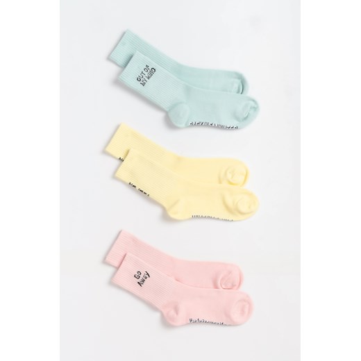 Kolorowe skarpety z napisami 3-PAK, Rozmiar -  31, Kolor - Multikolor ze sklepu REPORTER w kategorii Skarpetki dziecięce - zdjęcie 189107315
