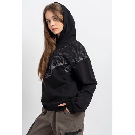 Czarna bluza REGULAR z kapturem z kolorowym nadrukiem z przodu, Rozmiar - 140, Kolor - Czarny ze sklepu REPORTER w kategorii Bluzy dziewczęce - zdjęcie 189107408