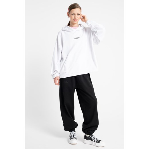 Czarne spodnie dresowe OVERSIZE z minimalistycznym nadrukiem, Rozmiar - 140, Kolor - Czarny ze sklepu REPORTER w kategorii Spodnie dziewczęce - zdjęcie 189109897