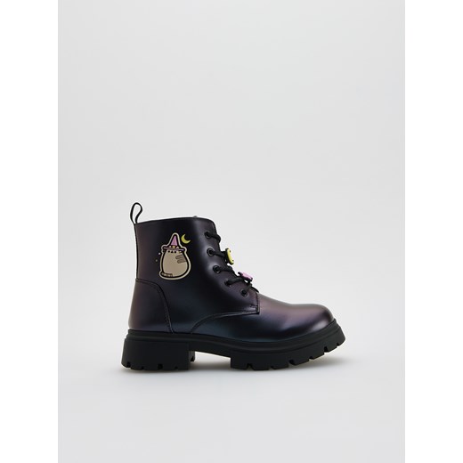 Reserved - Botki Pusheen - ciemnofioletowy ze sklepu Reserved w kategorii Buty zimowe dziecięce - zdjęcie 189172265