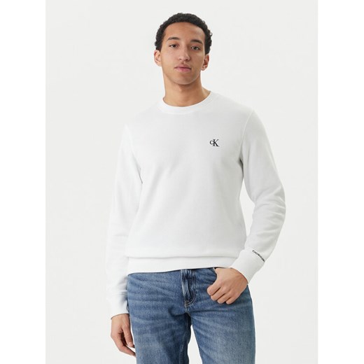 Calvin Klein Jeans Bluza Embroidered Logo J30J314536 Biały Regular Fit ze sklepu MODIVO w kategorii Bluzy męskie - zdjęcie 189273997