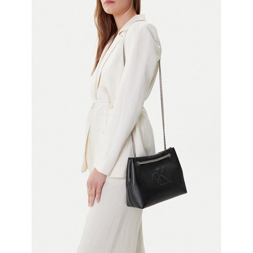 Torebka Calvin Klein Jeans Sculpted Chain Shoulder Bag LV04K3163G Czarny ze sklepu eobuwie.pl w kategorii Torebki damskie - zdjęcie 189288897