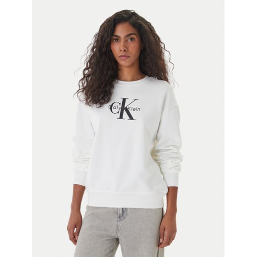 Calvin Klein Bluza Monologo LV047B234G Biały Relaxed Fit ze sklepu MODIVO w kategorii Bluzy damskie - zdjęcie 189367108