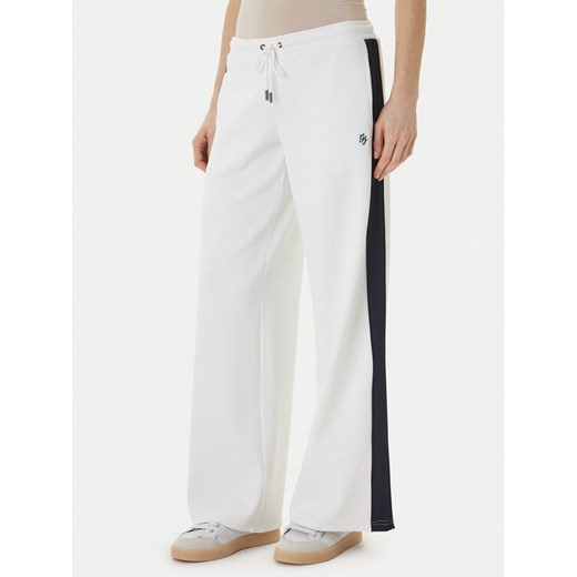 Guess Jeans Spodnie dresowe W6GBB6 KB212 Biały Relaxed Fit ze sklepu MODIVO w kategorii Spodnie damskie - zdjęcie 189367186