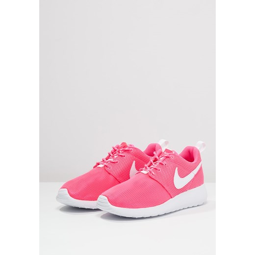 Nike Sportswear ROSHE ONE Tenisówki i Trampki hyper pink/white zalando rozowy sznurowane