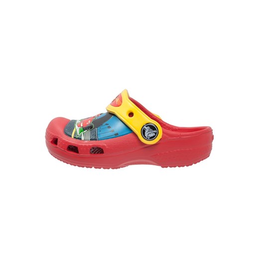 Crocs MCQUEEN & FRANCESCO  Klapki flame/yellow zalando czerwony guma
