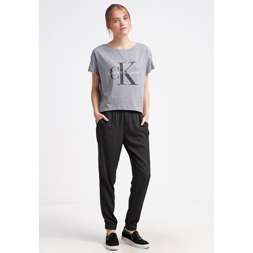 Calvin Klein Jeans Tshirt z nadrukiem light grey zalando  Bluzki z krótkim rękawem