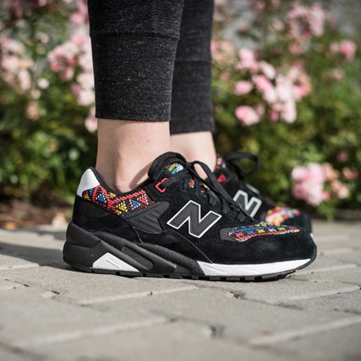 BUTY DAMSKIE SNEAKERS NEW BALANCE "TARTAN PACK" WRT580HA sneakerstudio-pl zielony abstrakcja