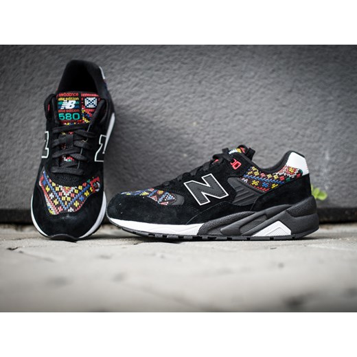 BUTY DAMSKIE SNEAKERS NEW BALANCE "TARTAN PACK" WRT580HA sneakerstudio-pl szary abstrakcyjne wzory