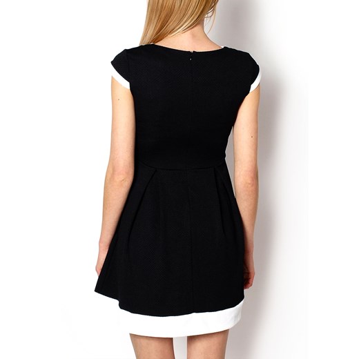 Rozkloszowana sukienka z kontrastowym wykończeniem zoio-pl czarny lycra