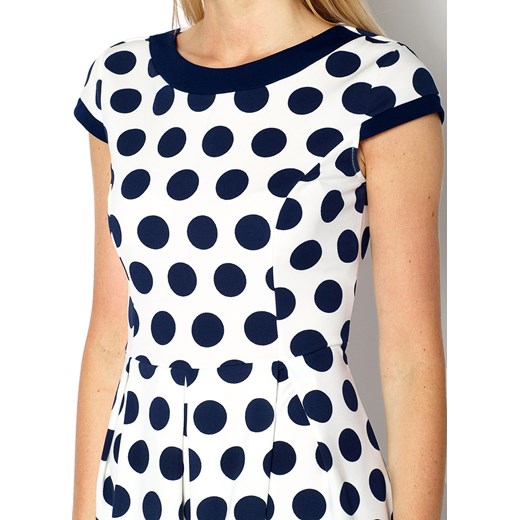 Rozkloszowana sukienka w grochy zoio-pl bialy groszki