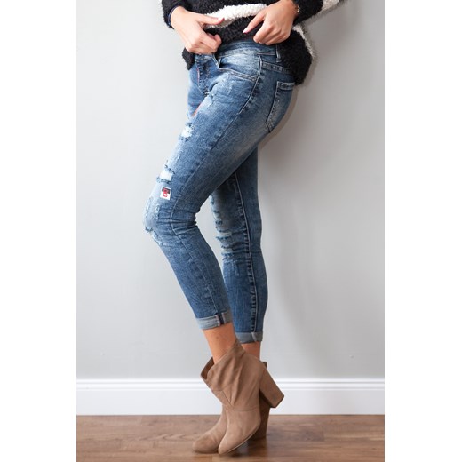Spodnie jeansowe z przetarciami zdobione naszywkami fasardi-com bialy rockowy