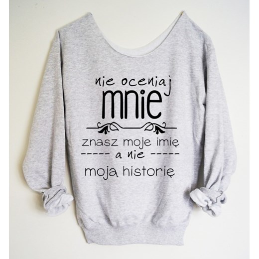 Bluza z szerokim dekoltem "NIE OCENIAJ MNIE ZNASZ MOJĘ IMIĘ A NIE MOJĄ HISTORIĘ time-for-fashion szary sportowy