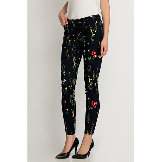 Bawełniane cygaretki w kwiaty orsay-com czarny Wzorzyste spodnie damskie