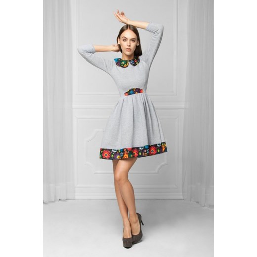 MONNOM BOUTIQUE Dzianinowa rozkloszowana sukienka w stylu FOLK szara arkanymody szary bawełna