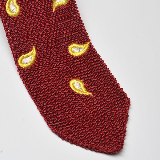 Czerwony krawat z dzianiny (knit) w żółty wzór paisley
