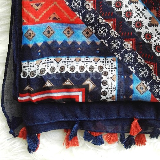 CHUSTA BOHO FRĘDZLE GRANATOWA POM POM